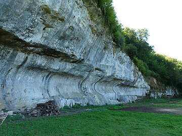 Le pied de la falaise de calcaire proche de la grotte.