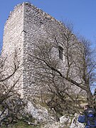 Erhaltene Mauer auf dem südlichen Felsen