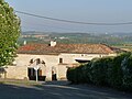 Logis, au bourg, dominant la vallée de la Nouère.