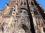 Sur les contreforts, les statues sont placées dans des niches à baldaquin dont les dais élancés sont couronnés d'un oiseau (cigogne ou grue) ou de pinacles, cathédrale Notre-Dame de Strasbourg.