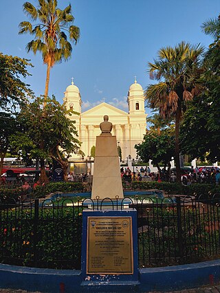 Vista del parque Rafael Campo y de fondo la Catedral de Sonsonate.