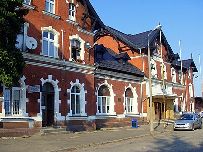 Photographie d'un bâtiment ancien en briques rouges.