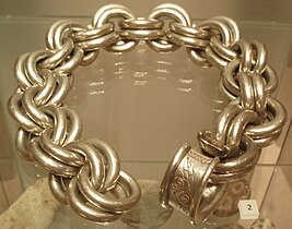La chaîne Whitecleuch ; un anneau penannulaire avec des symboles pictes, 400 à 800 apr. J.-C.