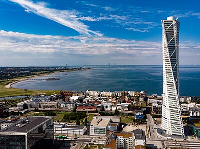 A cidade de Malmö, o arranha-céus Turning Torso e a Ponte de Öresund