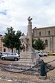 Le monument aux morts sur la place devant l'église (juin 2012).