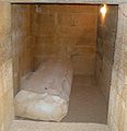 Tomb under Aksum Great Stela Field (Sarcophage dans une salle souterraine sur le site des grandes stèles d'Axoum - photo personnelle prise le 6 décembre 2007)