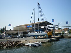 Le chantier naval Jeanneau, quai Jean-Charcot, au bord du canal de Caen à la mer.