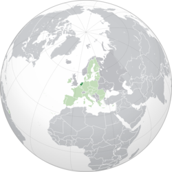 Localização dos Países Baixos (em verde escuro) na União Europeia (em verde claro) no continente europeu (em cinza escuro) Localização do Caribe Neerlandês, parte do Reino dos Países Baixos.