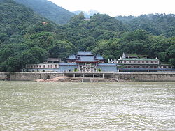 北江の川端にある飛来寺