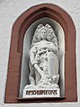 Heiligenfigur über dem Eingang der Kapelle