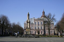 Torget med Mieszko I-statyn och rådhuset.