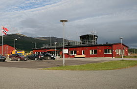 L'aéroport, et le massif de Norra Storfjället en arrière-plan