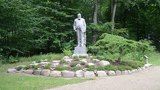 Holger Petersen statue