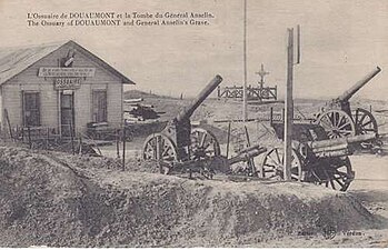 L'ossuaire provisoire de Douaumont (vers 1920).