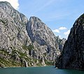 Fjordenähnliche Schluchten am Koman-Stausee (Drin)