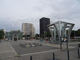 Les édicules de la station et les tours du quartier.