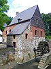 Seigneuriale molen met zijn rad, enclave in het park van het kasteel van de graven van Hornes