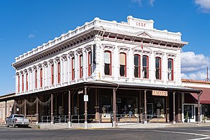 Le bâtiment d'Odd Fellows à Red Bluff, en Californie, de style italianisant. (définition réelle 5 695 × 3 797)