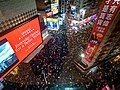 晚上，銅鑼灣一帶仍然有大批市民舉起雨傘聚集