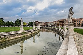 Vue sur le canal du Prato della Valle.