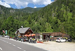 Eingangsbereich mit Infostand und Wasserlochschenke