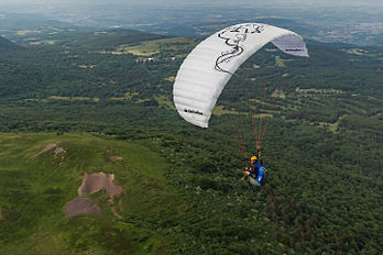 Parapentiste sur le puy de Dôme (Auvergne). (définition réelle 4 089 × 2 726)