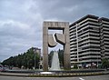 A Porta do Atlántico, na praza América (As Travesas) de Vigo. Obra de Silverio Rivas.