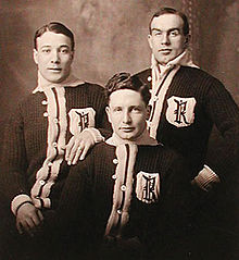 Portrait en noir et blanc de trois joueurs de hockey sur glace