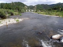 Vue au nord du pont du Chambonnet sur le pont du Trignadour et les côtes de Saint-Ignac.