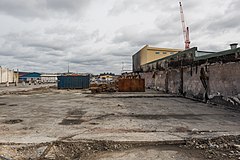 Nedbrunnen byggnad på Manufakturgatan med Gotenius varv i bakgrunden till höger.