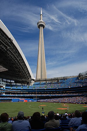 מגדל סי אן כפי שנראה מאצטדיון רוג'רס סנטר בטורונטו שבקנדה