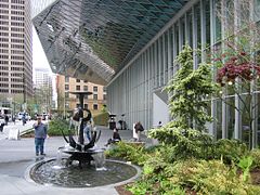 Entrada del edificio desde la Cuarta Avenida.