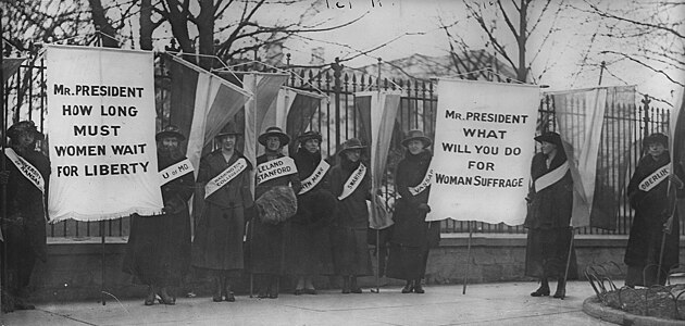 Picket line at the White House, Feb. 1917