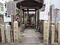 平経俊乃墳（鎮守稲荷神社右側、国道2号線沿い高速高架下）