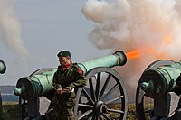 2009年4月16日、マルグレーテ2世の誕生日を祝いクロンボー城にて12ポンド青銅砲を用いて礼砲射撃を行うデンマーク軍