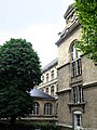 Bâtiment central donnant accès aux deux étages de dortoirs.