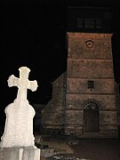 L'église est au milieu du cimetière.