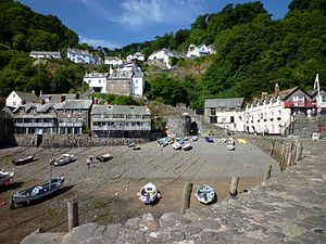 Clovelly i Devon får föreställa den lilla byn Chuffnell Regis dit Bertie drar sig undan för att öva sig på trombon.