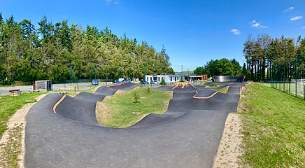 Le pumptrack de Corseul inauguré le 19 avril 2024, situé derrière le but nord du terrain de football.