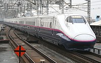 J74編成。側面の行先表示器の寸法が異なる。（大宮駅）