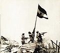 الجنود المصريون يرفعون علم مصر فوق أرض سيناء