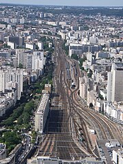 Vista geral das vias depois da saída da estação.