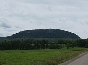 Vue du Grand Morne depuis le chemin de la Grande-Ligne à Adstock.