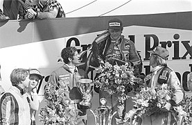 Jacques Laffite sur la deuxième marche du podium (à droite) du Grand Prix des Pays-Bas 1977 avec Niki Lauda et Jody Scheckter.