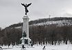 Monument devant le Mont-Royal