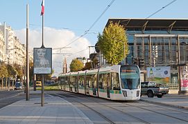 Tramway passando o Parc des Expositions em Porte de Versailles