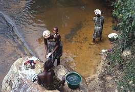 Jour de lessive chez les Loma du Liberia