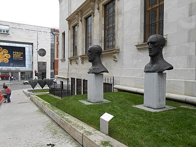 Aperçu du jardin des sculptures avec le pavillon Jean-Noël Desmarais en arrière-plan de l'autre côté de la rue Sherbrooke.