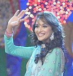 Portrait de Madhuri Dixit, levant la main droite.