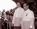 Ramon Magsaysay e il suo (eventuale) successore, il vicepresidente Carlos P. García, durante la loro inaugurazione il 30 dicembre 1953.